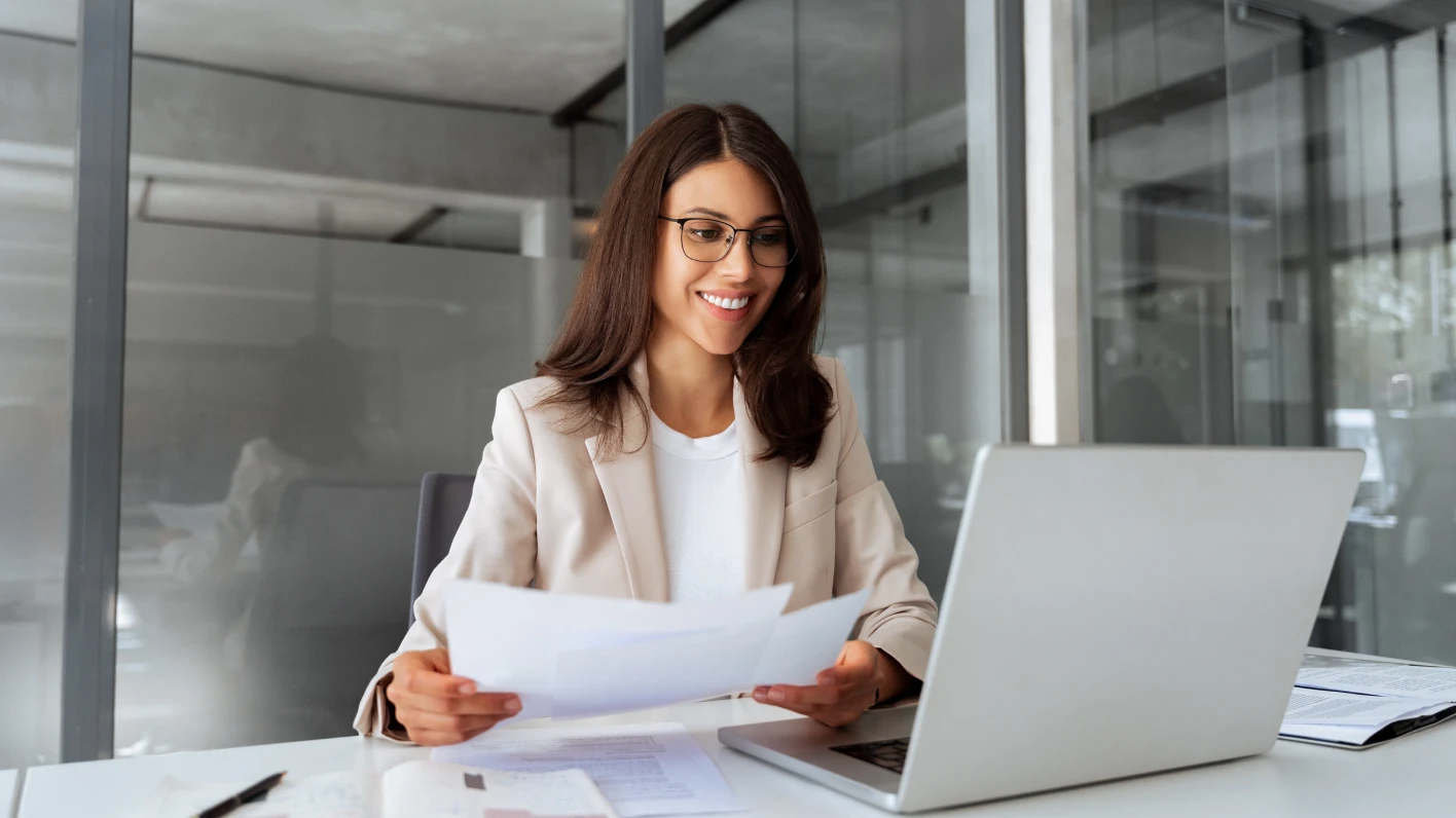 Une cadre consulte les données sur la pénurie de talents en TI sur son ordinateur portable, à son bureau. 