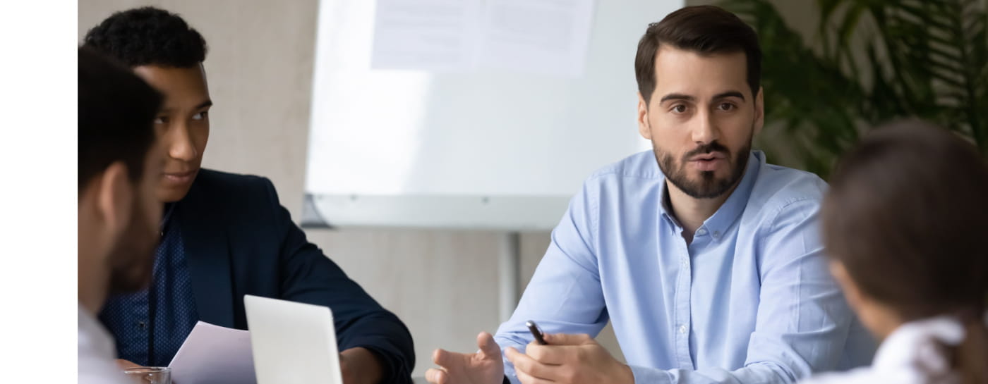 Un conseiller parle avec un groupe à une table