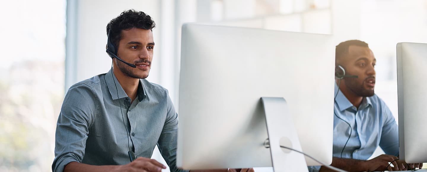 4 employés du centre de support technique