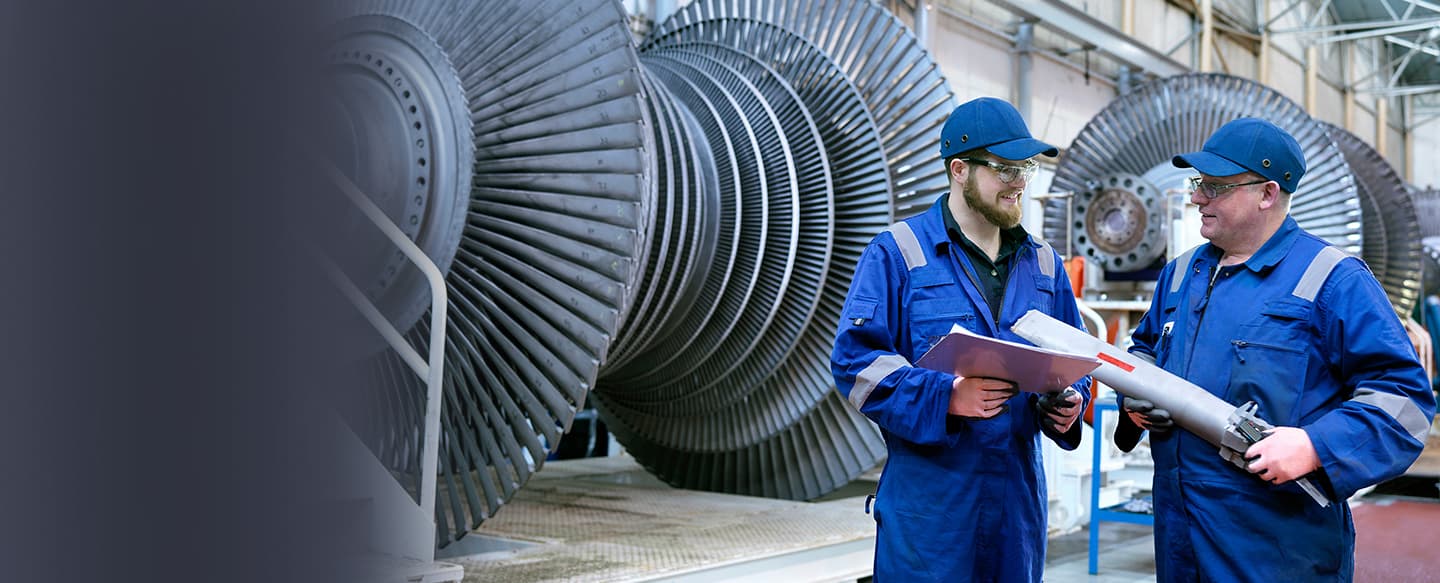 2 travailleurs dans une usine de gaz et de pétrole