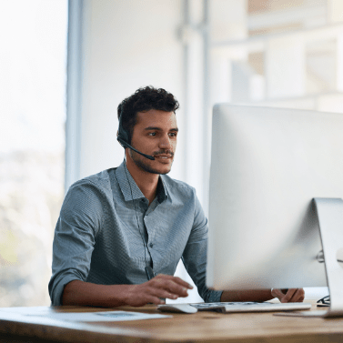 Homme au poste de travail avec un casque d'écoute